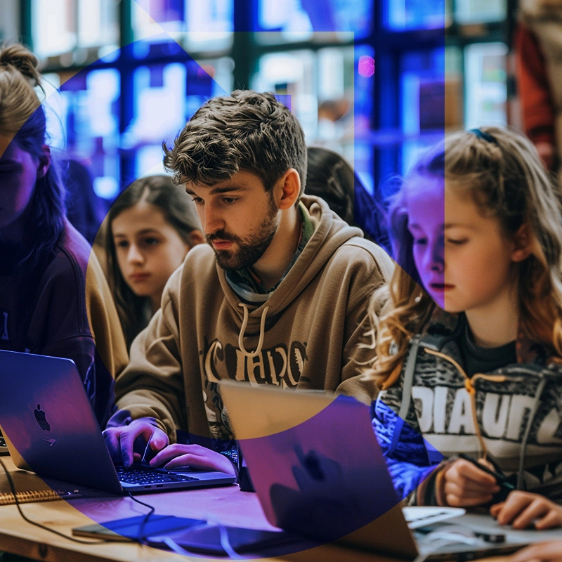 Jovens alunos prestando atenção digitando em seus notebooks