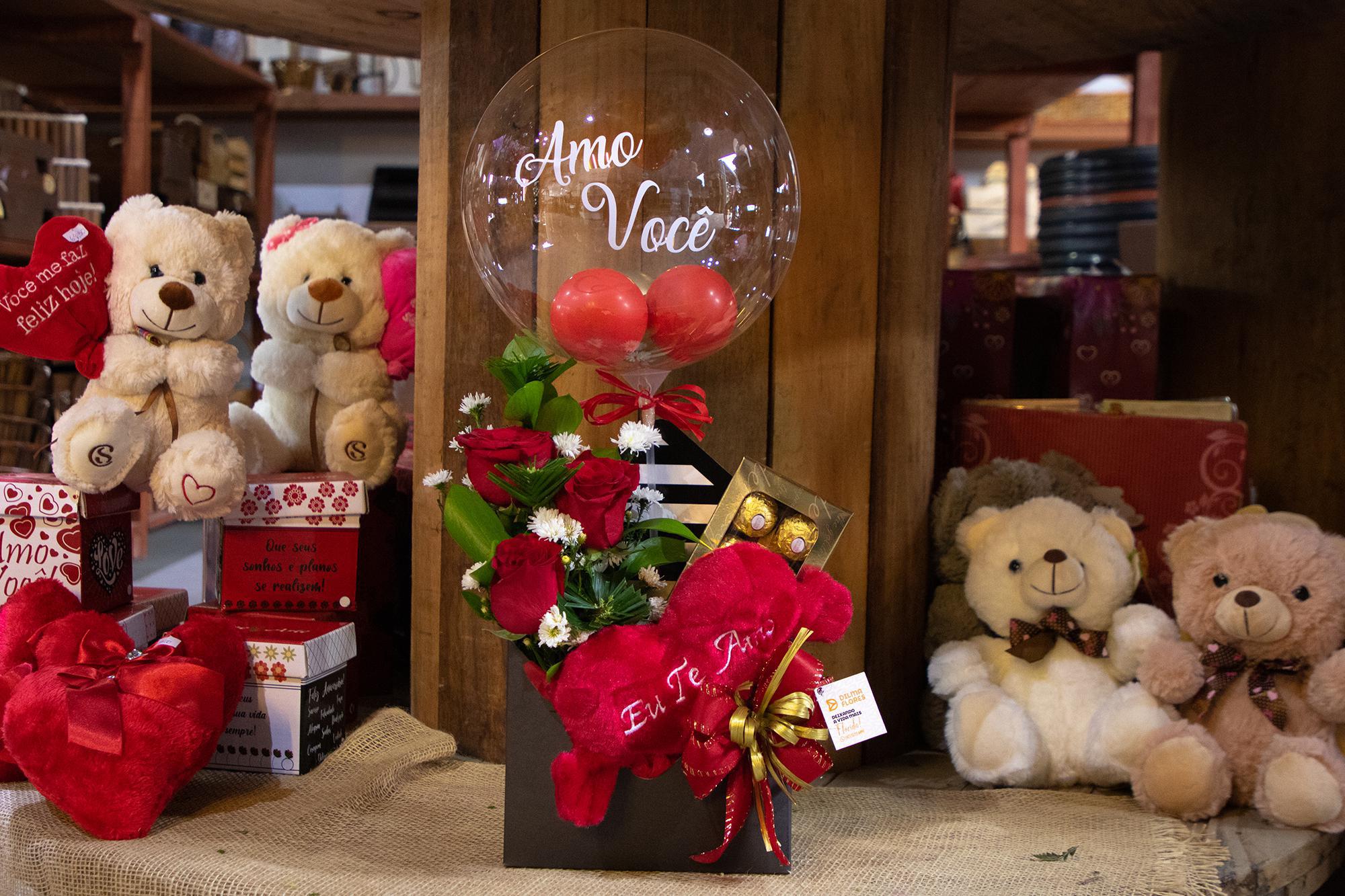 Cachepô de rosas com balão