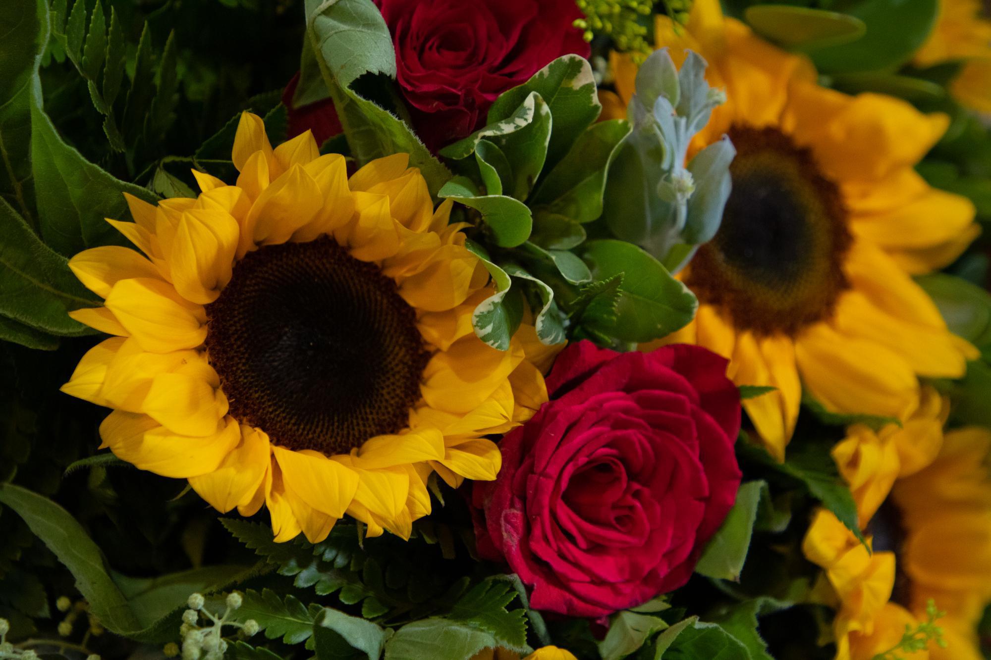 Buquê de rosas e girassóis