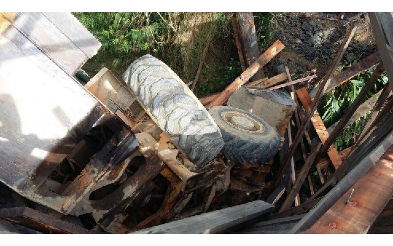 Ponte quebra e máquina da prefeitura cai de ponte em Leoberto Leal