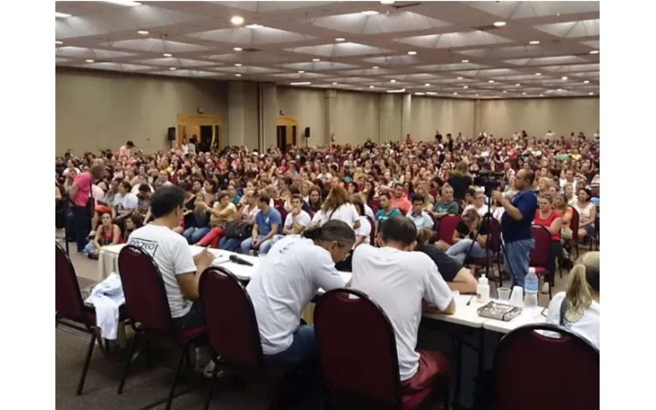 Professores decidem não entrar em greve e dar tempo para o governo estudar contraproposta até o fim do mês