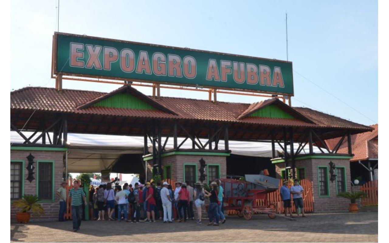 Alunos de Atalanta representam a região da cebola em evento no Rio Grande do Sul