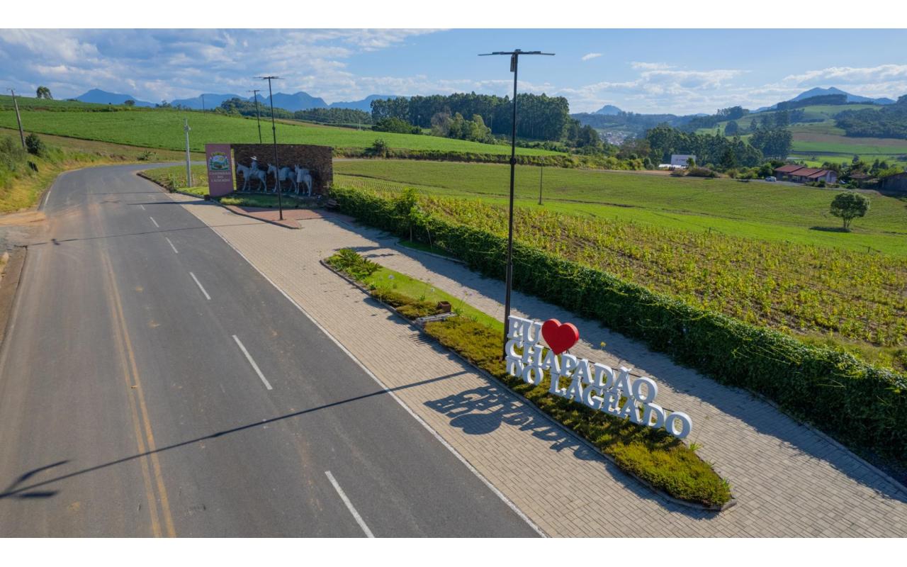 Administração de Chapadão do Lageado instala placas de sinalização no interior do município