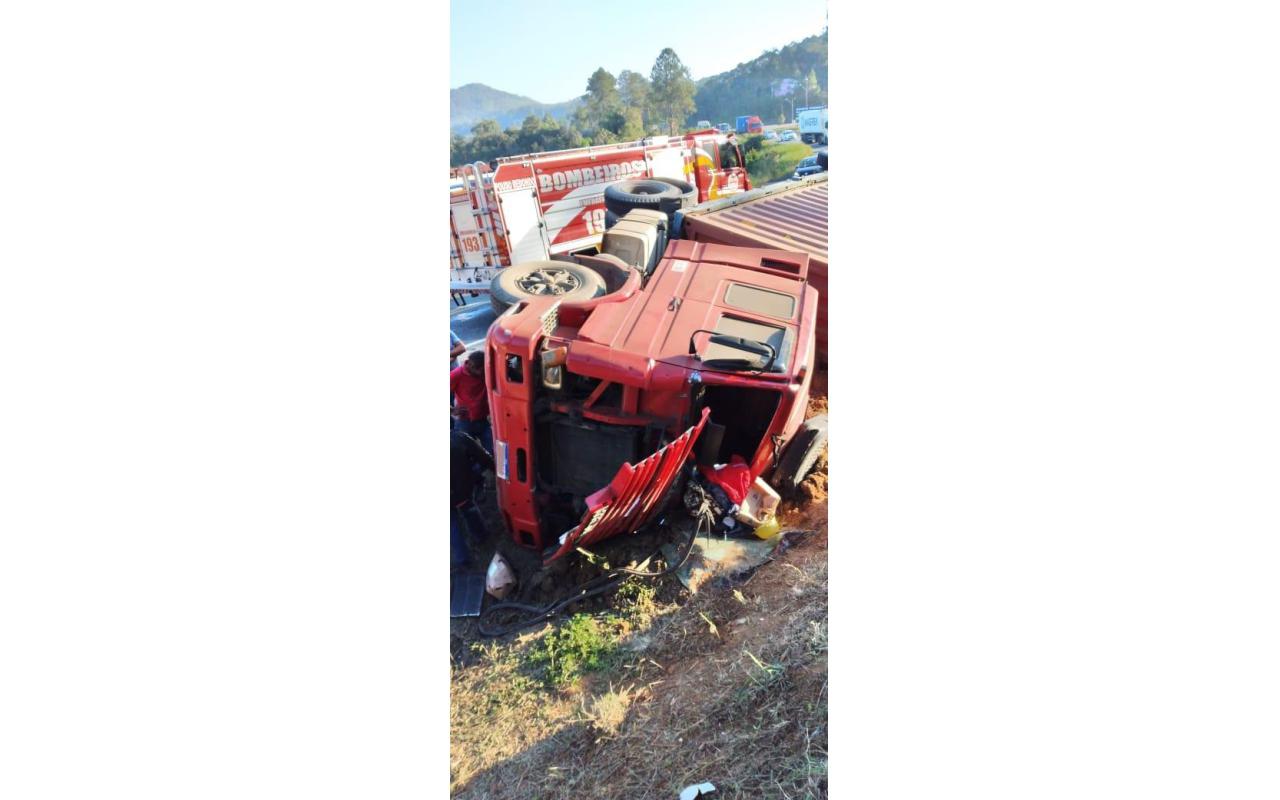 Carreta tomba na BR-470 e motorista fica preso as ferragens
