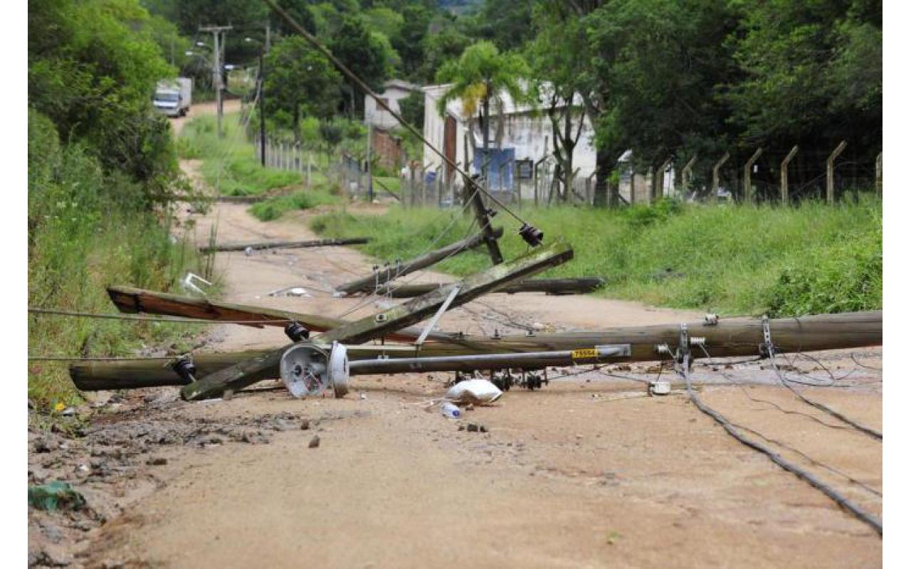 Celesc segue com efetivo trabalhando, mas ainda são duas mil unidades consumidoras sem energia no Alto Vale