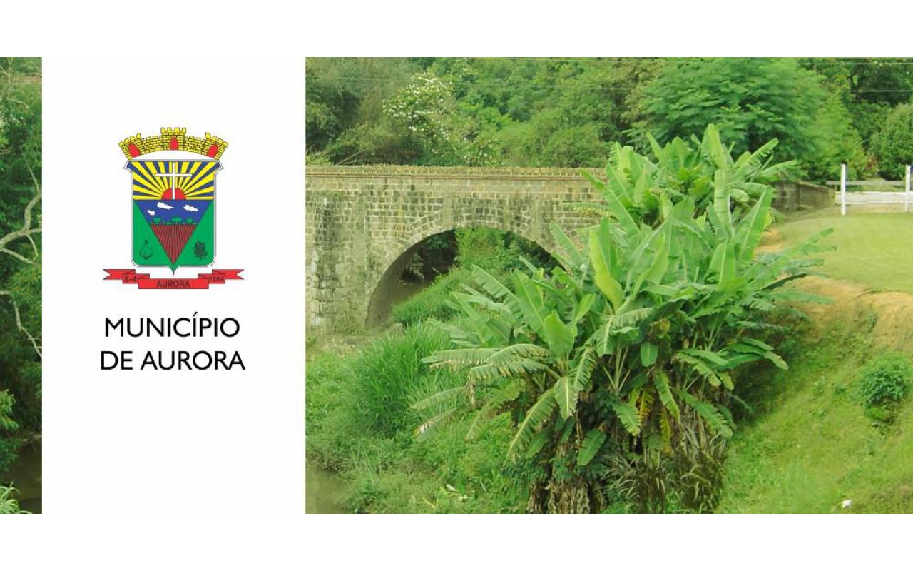 Escola no interior e o prédio da Prefeitura de Aurora estão recebendo melhorias