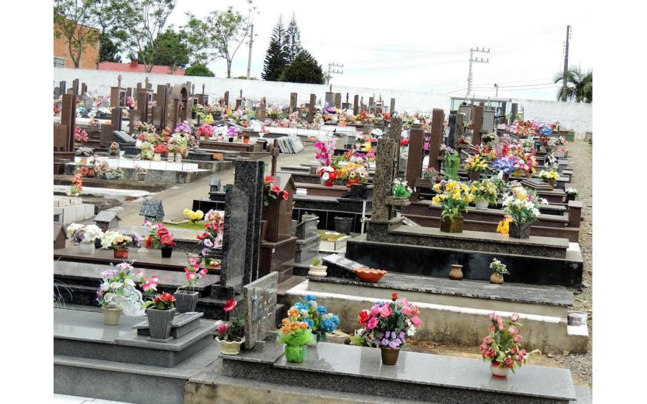 Cemitério Municipal de Ituporanga passa por limpeza para receber visitantes no Dia de Finados