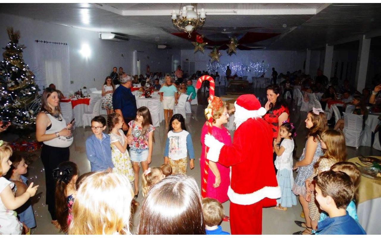 Cerca de 200 pessoas participam de Jantar de Natal da CDL de Ituporanga