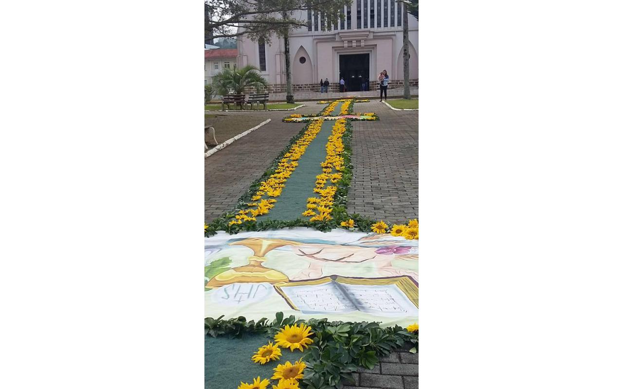 Dia de Corpus Christi é celebrado com procissão e confecção de tapetes em Ituporanga