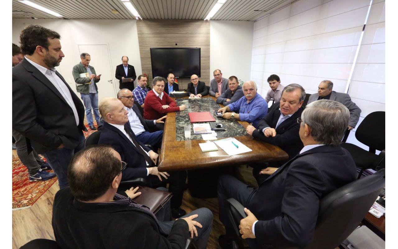 Lideranças assinam convênios em Florianópolis e cobram obras de asfaltamento na Região da Cebola