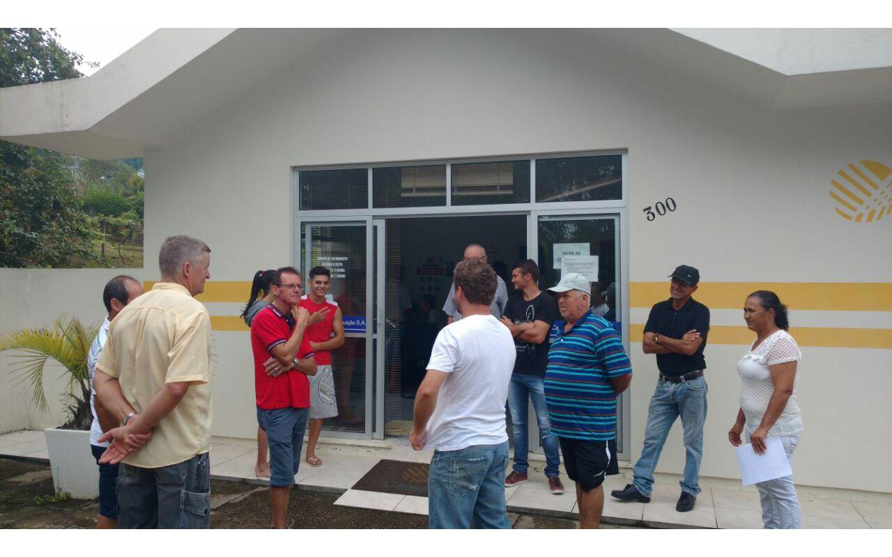 Moradores de Rio Bonito fazem manifesto em frente à Celesc de Ituporanga