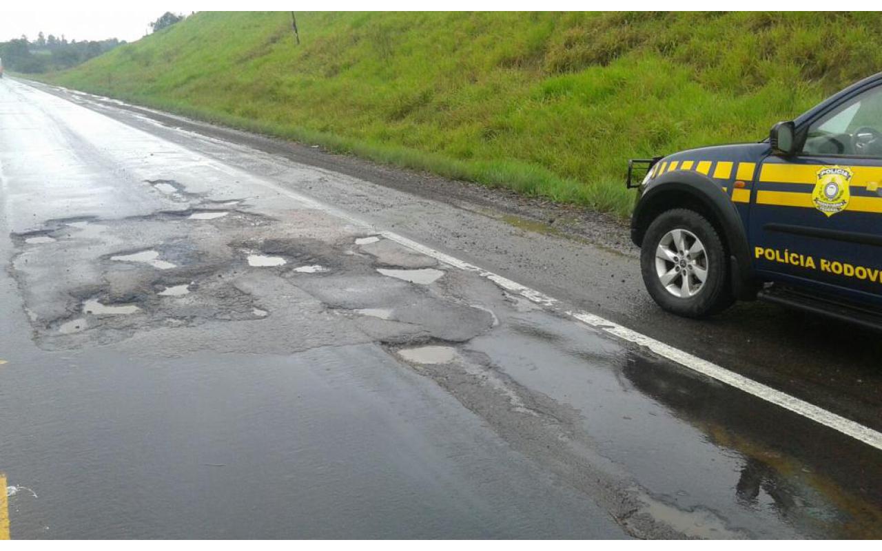 Operação tapa buracos é realizada na BR-470