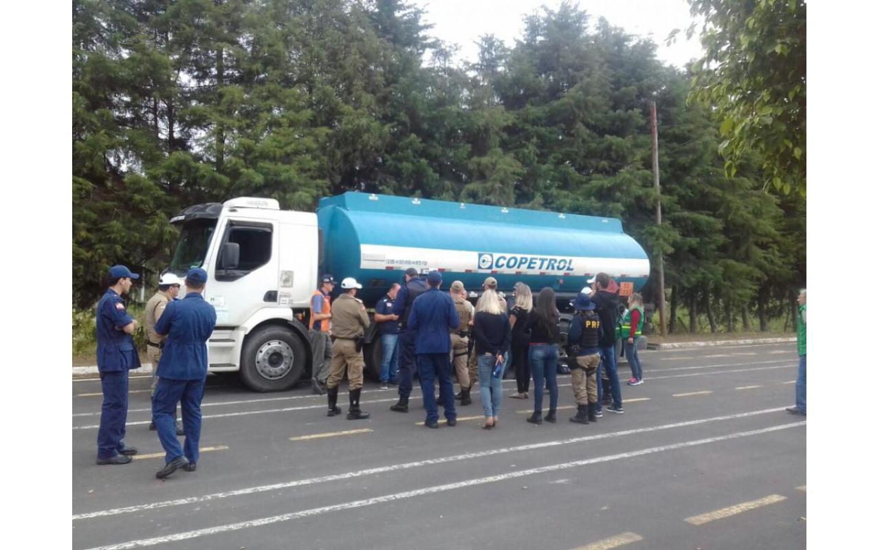 Policia Rodoviária de Aurora realiza fiscalização em transporte de cargas perigosas