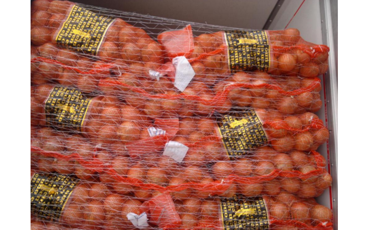 Produtores de cebola da região se reúnem em frente a agências do Banco do Brasil em manifesto nesta terça