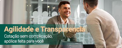 Homem de negócios sorrindo e apertando a mão de um cliente em um escritório moderno, acompanhado do texto: 'Agilidade e Transparência - Cotação sem complicação, apólice feita para você